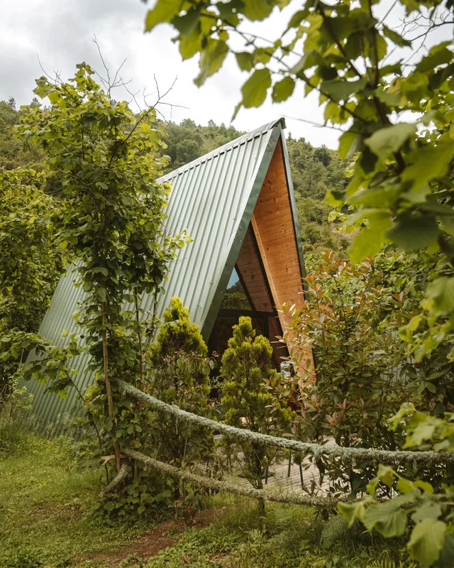 Yemyeşil doğanın içinde ahşap A-frame bungalov