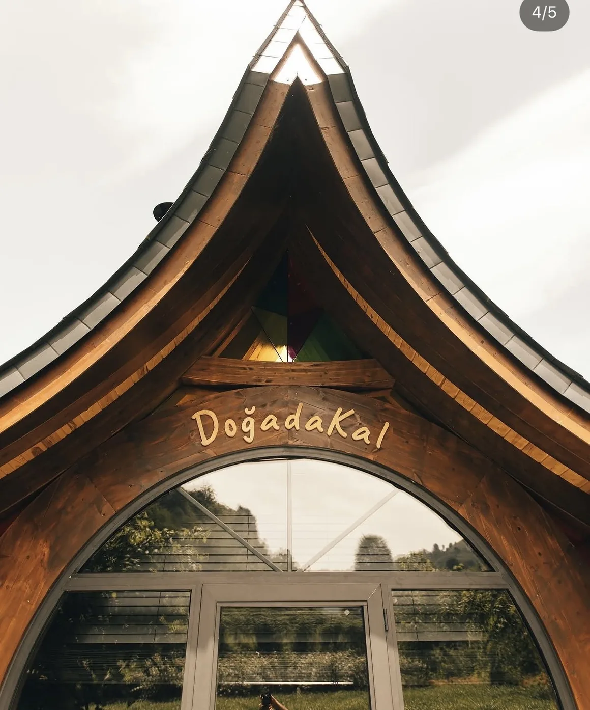 DoğadaKal'ın ahşap çatılı giriş kapısı